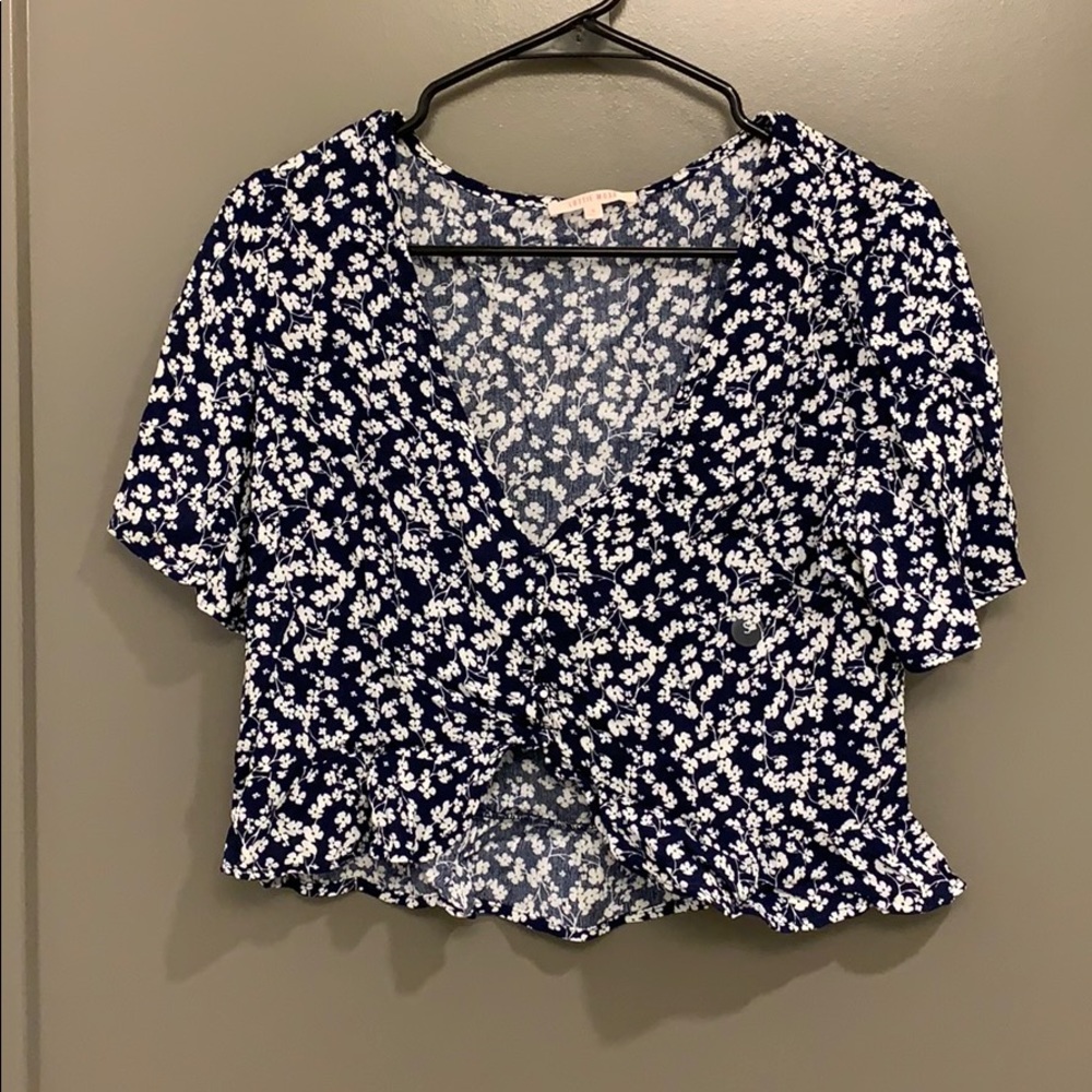 NEVER WORN Cropped floral with detailed buttons